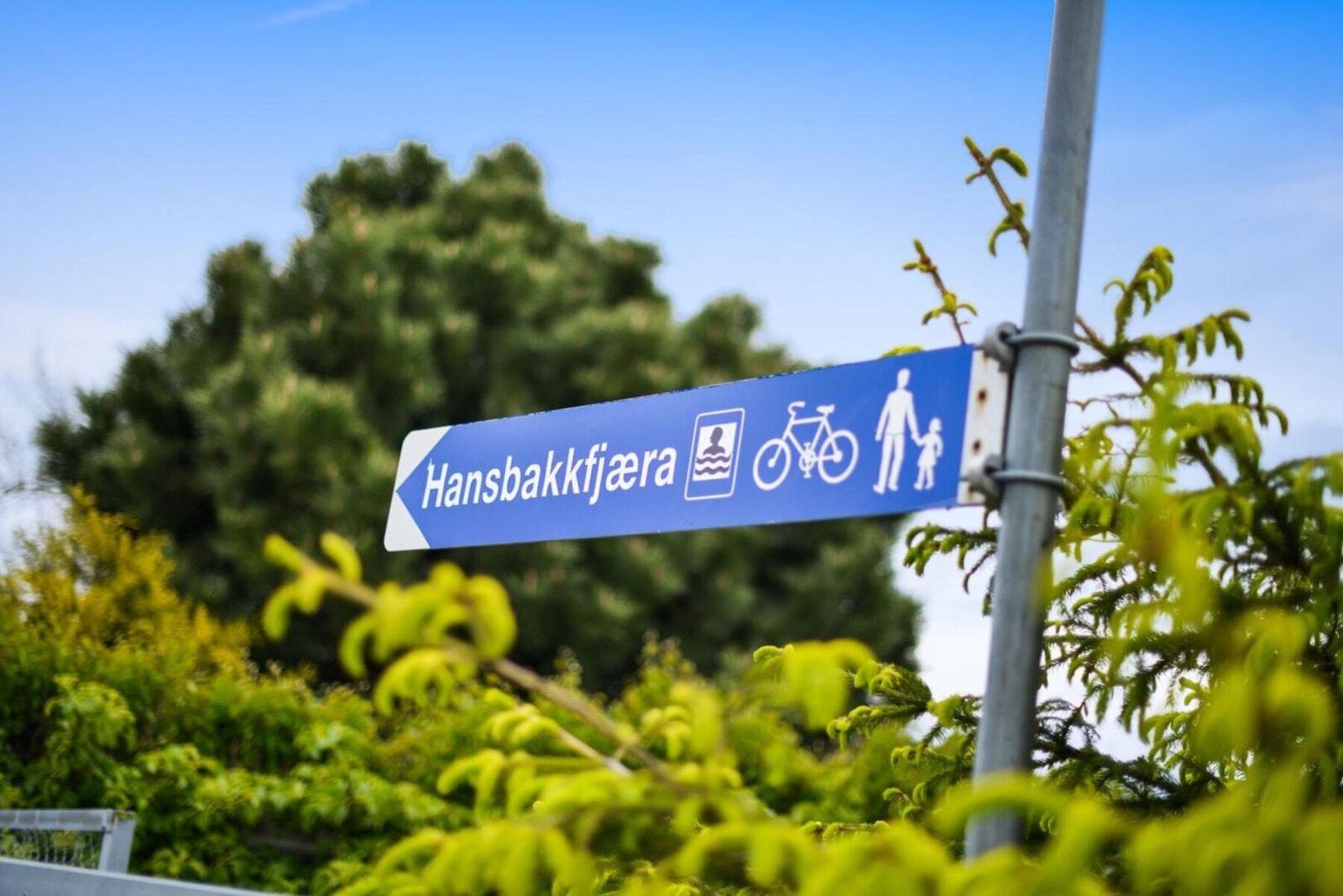 Flere badeplasser i nærheten av boligen. Området byr på et rikt friluftstilbud for de som er glad i å ta treningen utendørs. Galleribilde