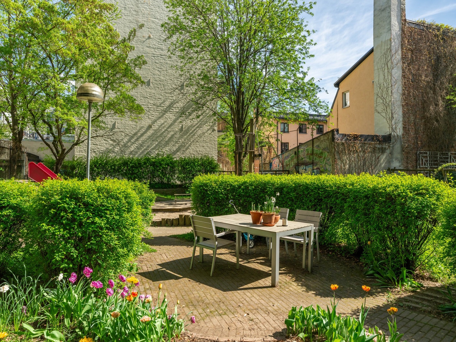 Her er det både lekestativ, gressplen og sittegrupper. Galleribilde