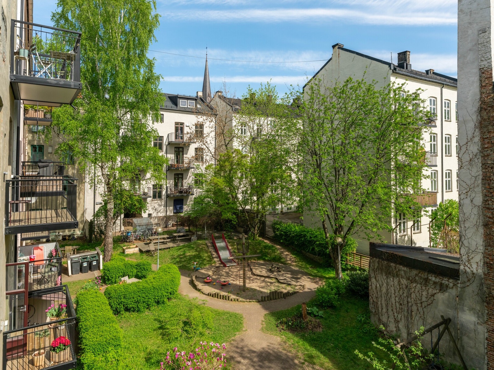 Vi var heldige med både årstid og solen den dagen vi tok bilder, men dette er faktisk en skikkelig fin bakgård. Galleribilde