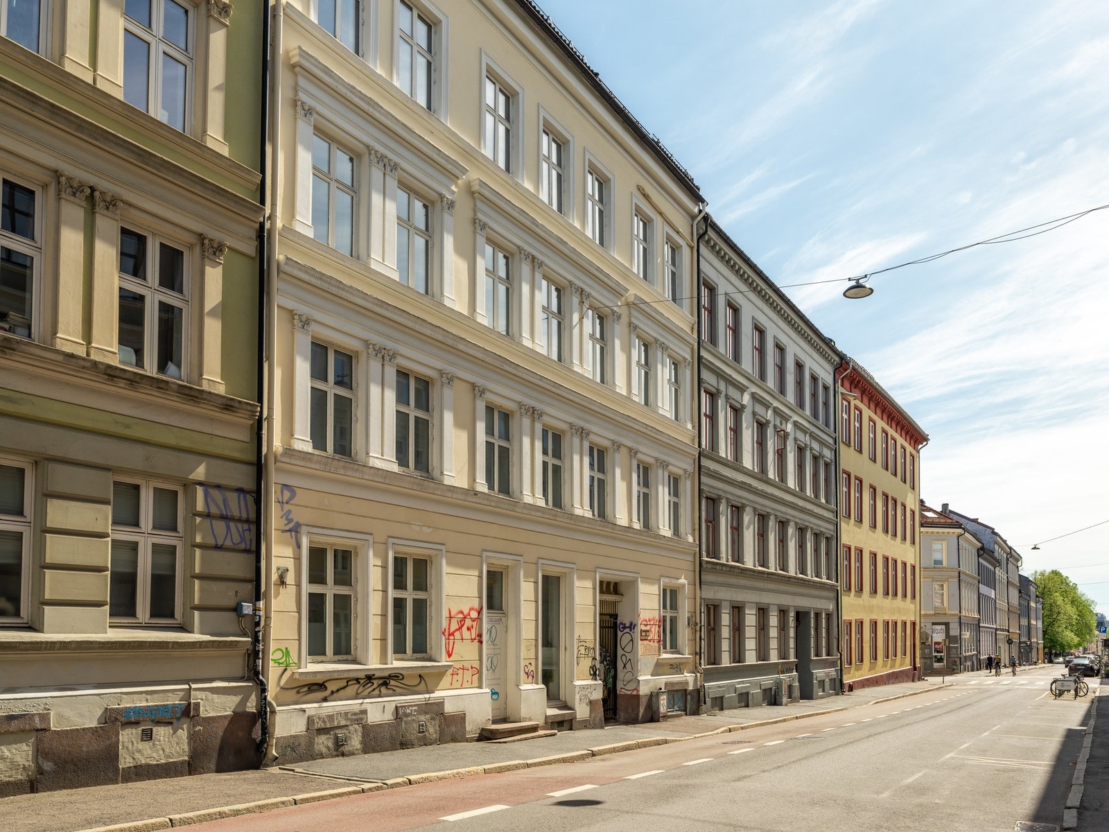 Markveien er en enveiskjørt og rolig gate med en blanding av klassiske bygårder, butikker og spisesteder. Galleribilde