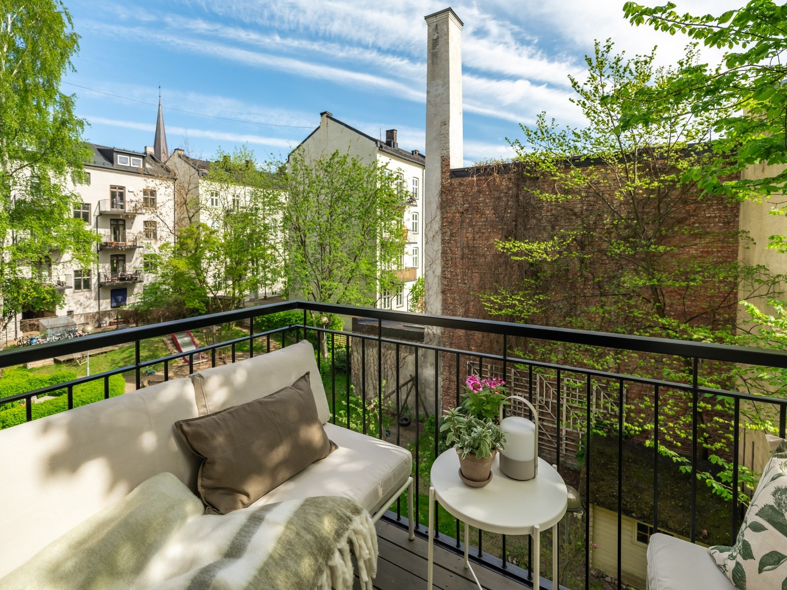 Det er både lekestativ og sykkelparkering i bakgården, men best av alt, er de grønne og friske fargene. Galleribilde