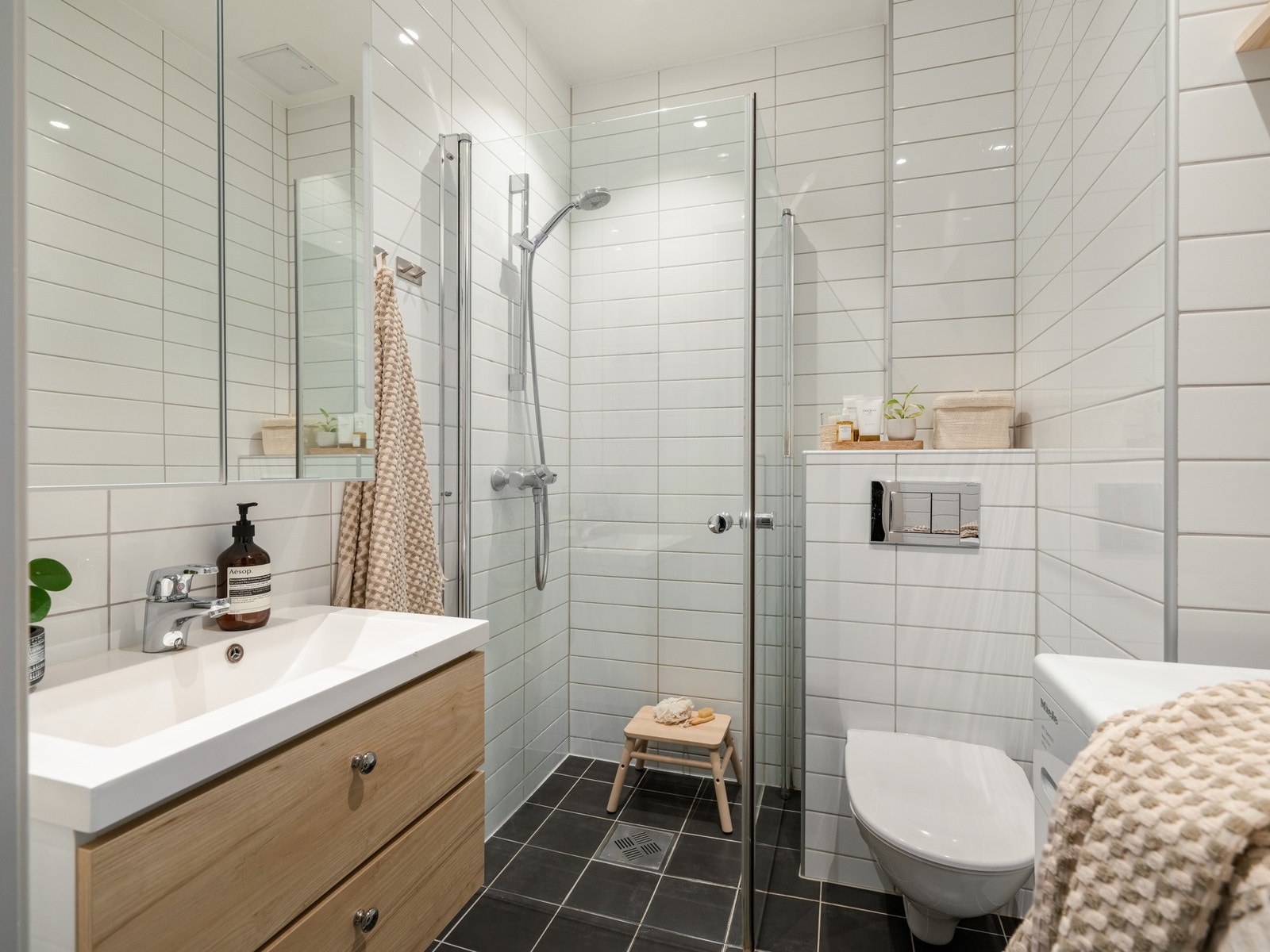 Før vi ser på soverommene tar vi en tur innom badet, som i likhet med kjøkkenet er fra 2014. Galleribilde