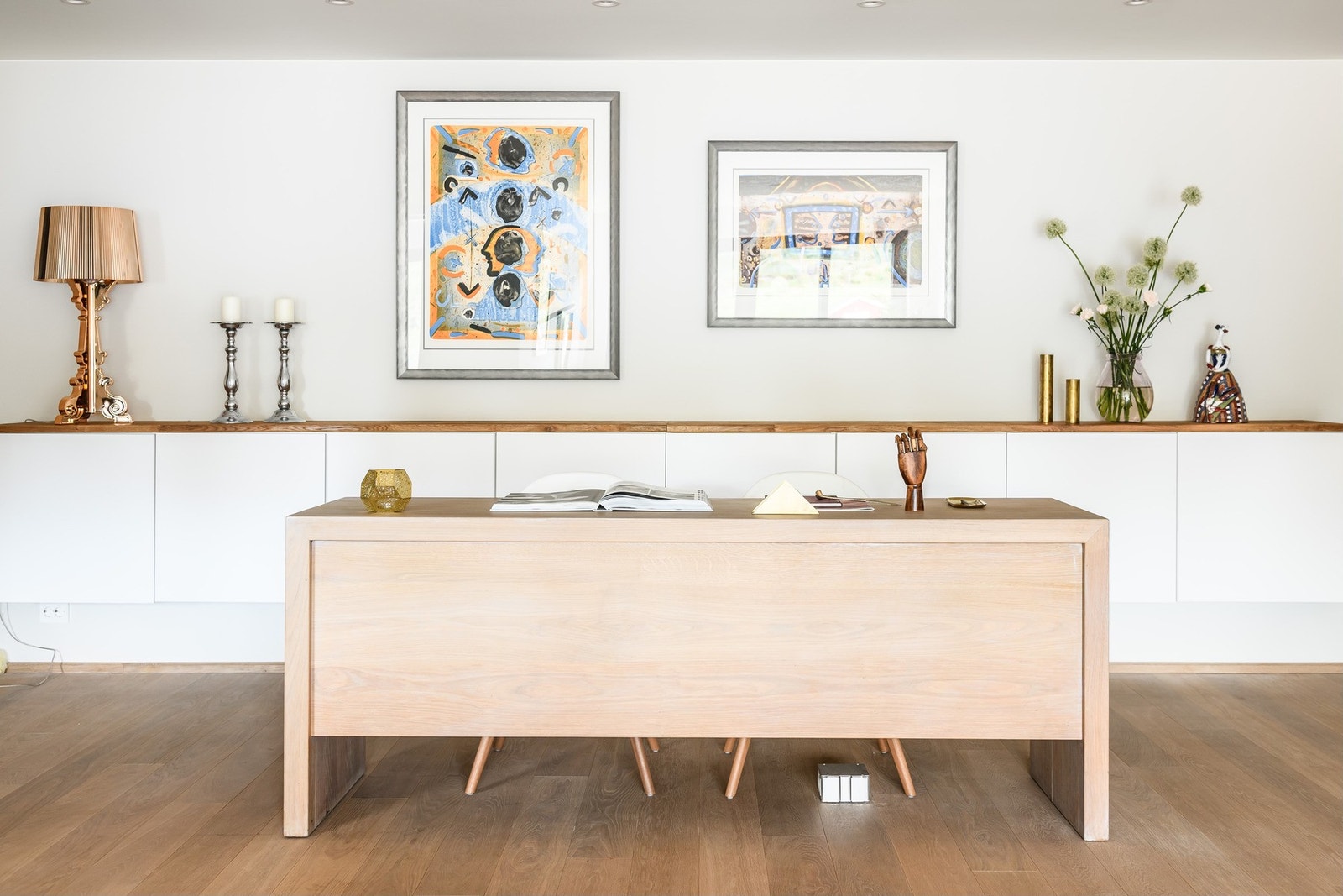 Meget stor stue med plass til flere forskjellige soner. Her ved hjemmekontoret. Galleribilde