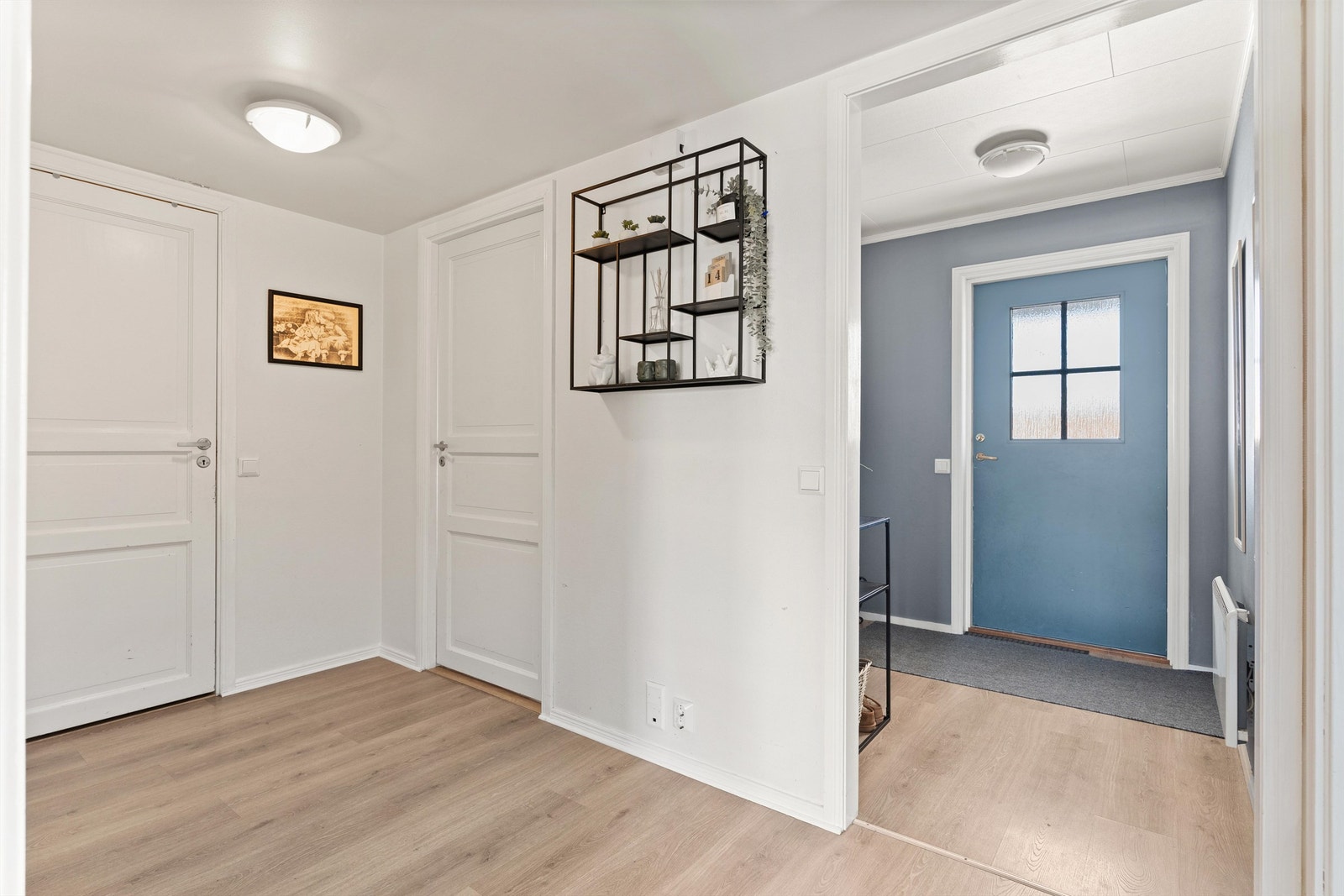 Stor gang med enkel tilgang til to soverom, bad og stue/kjøkken. Galleribilde