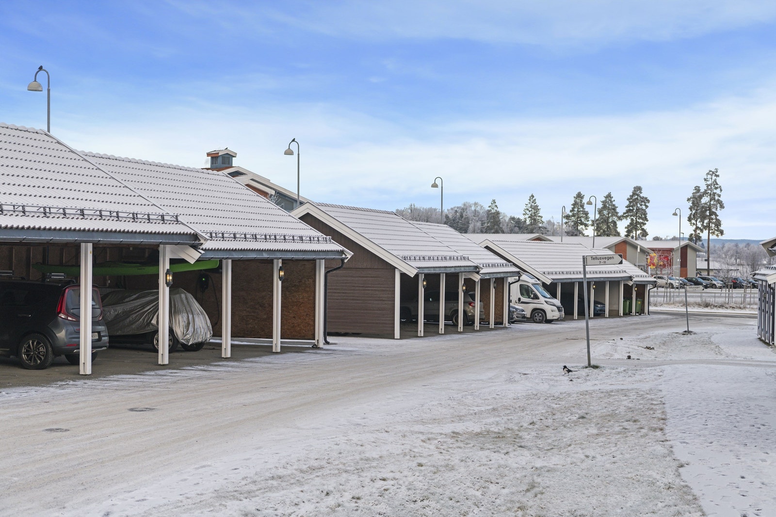 Leiligheten disponerer en utvendig bod, samtidig er det biloppstillingsplass i felles carport med ladestasjon for el-bil. Bildet er hentet fra arkiv. Galleribilde