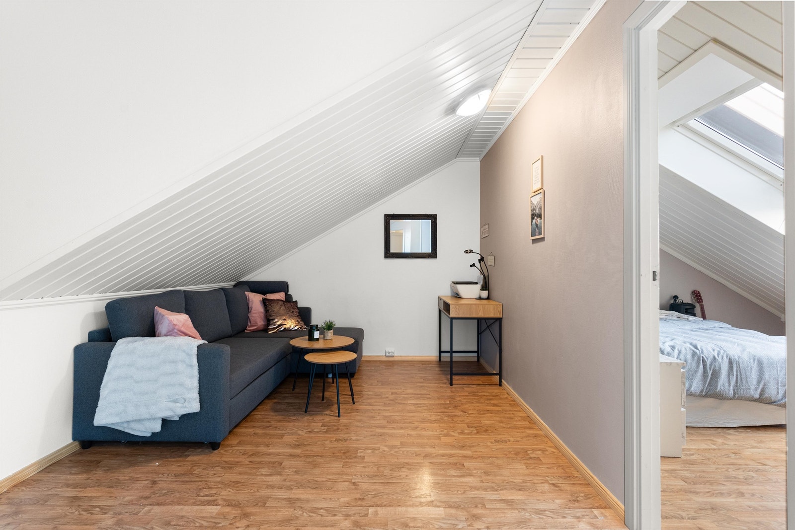 Lun og koselig loftstue. Galleribilde