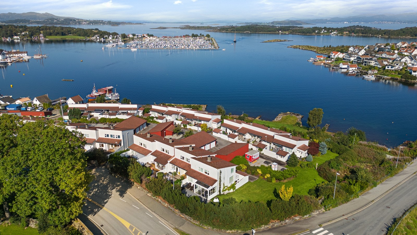 Kallagtunet preges av pent opparbeidede fellesarealer og trygge gangveier, ideelt for barnefamilier. Galleribilde