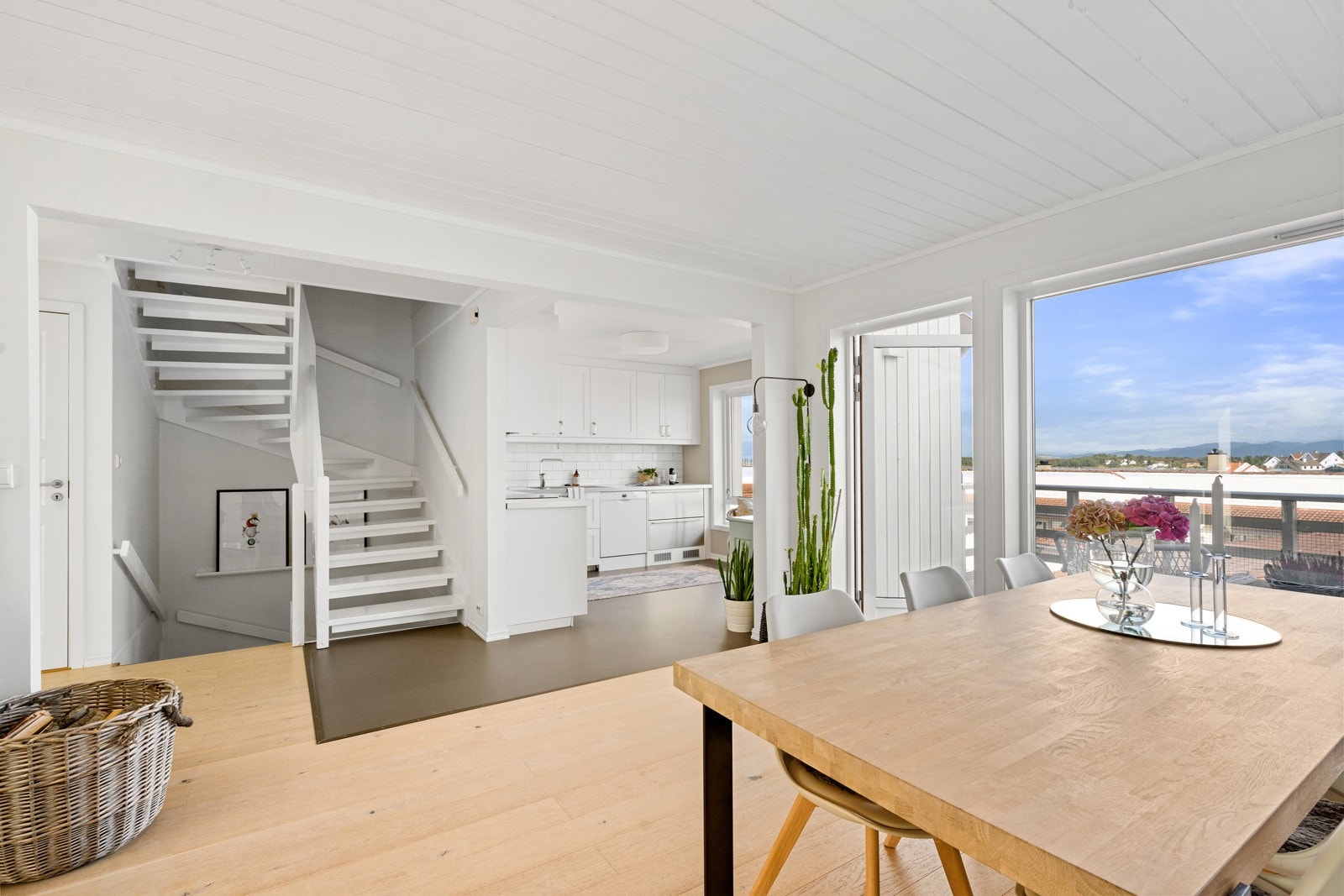 Spisestuen med nydelig utsikt. Her er det plass til store middager og hverdagsfrokoster. Galleribilde