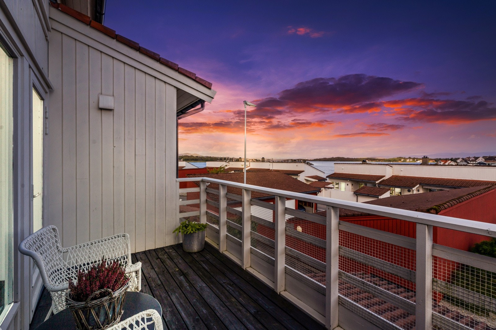 Balkongen kan også nytes på kveldstid med nydelig utsikt over sjøen. Galleribilde