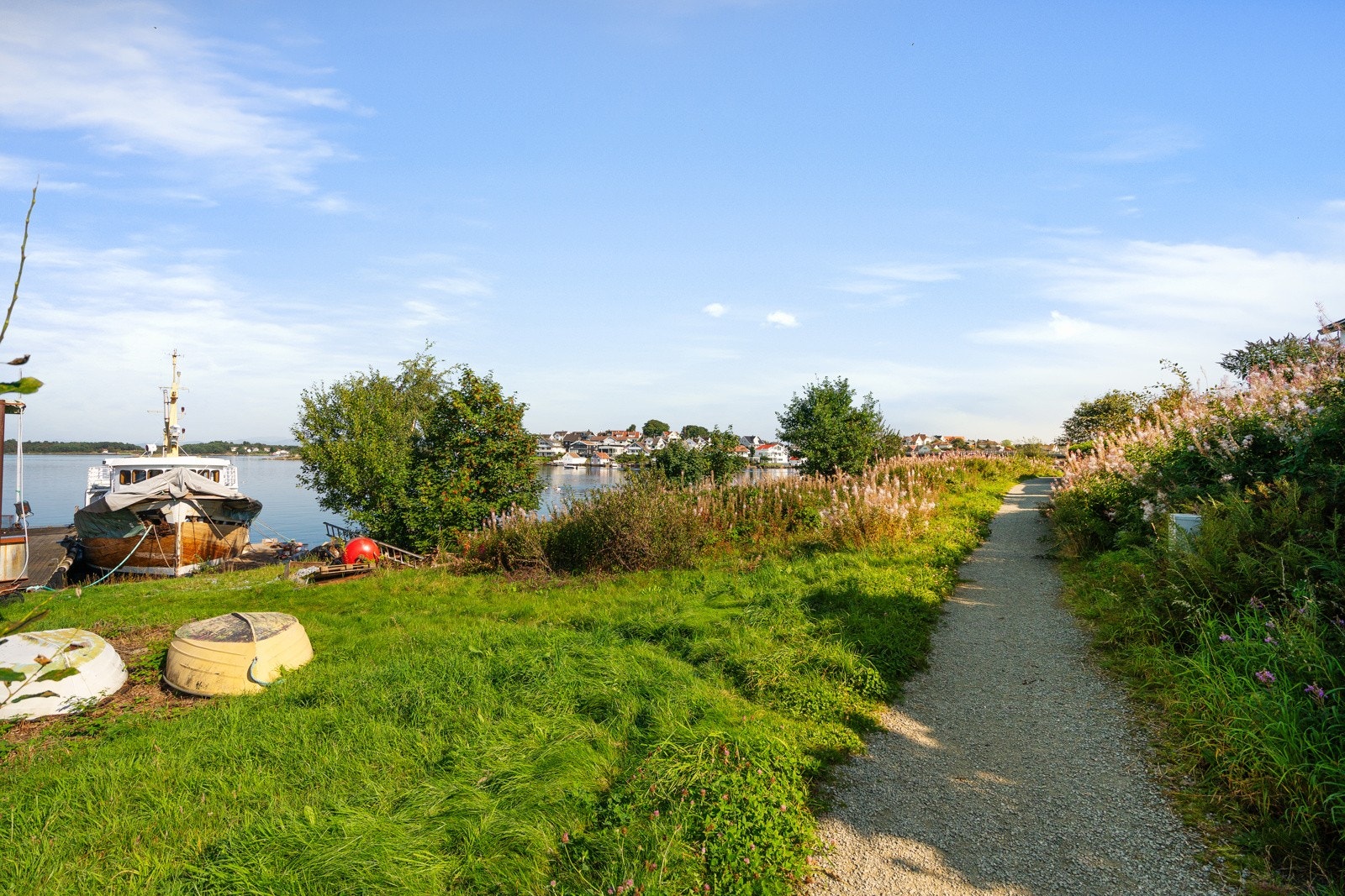 Det er flotte turområder fra boligen som går langs nesten hele Hundvåg. Galleribilde