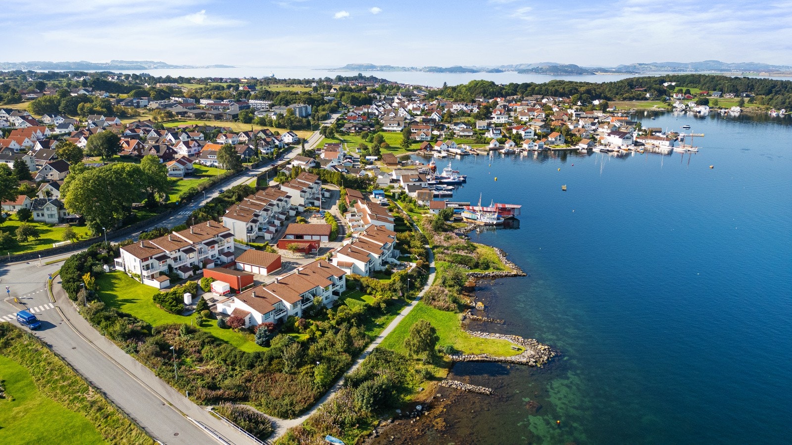Et droneblikk som viser boligens beliggenhet midt i et stille og godt bomiljø Galleribilde
