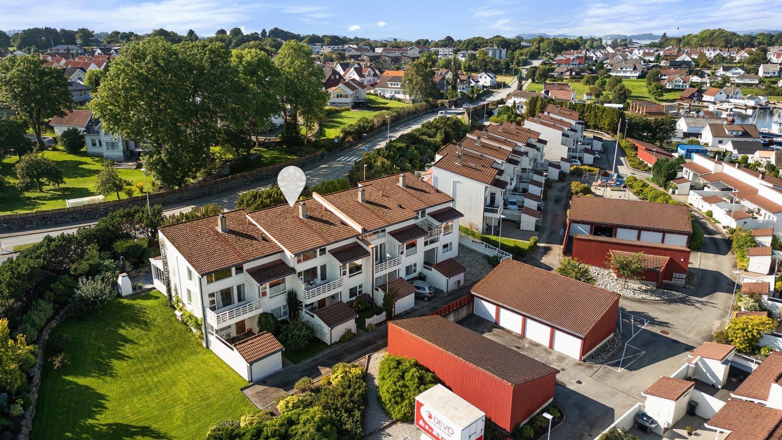 Kallagtunet 25 ligger rolig og tilbaketrukket til i et barnevennlig område med kort vei til sjøen og flotte turområder Galleribilde