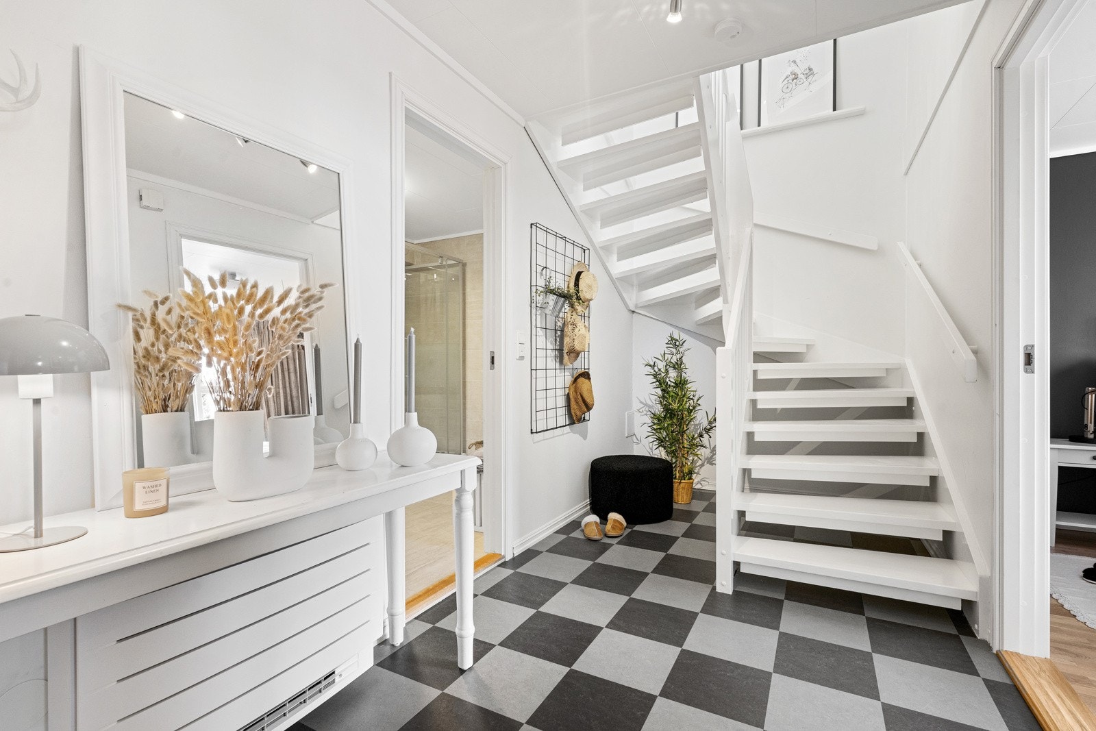 Lyst malt trapp fører deg opp til 1. etasje. Galleribilde