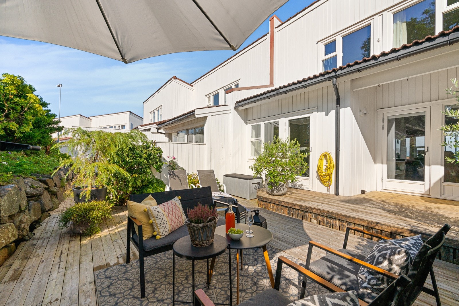 Den sjarmerende uteplassen ligger lunt til, skjermet fra innsyn og med en fredelig atmosfære. Galleribilde