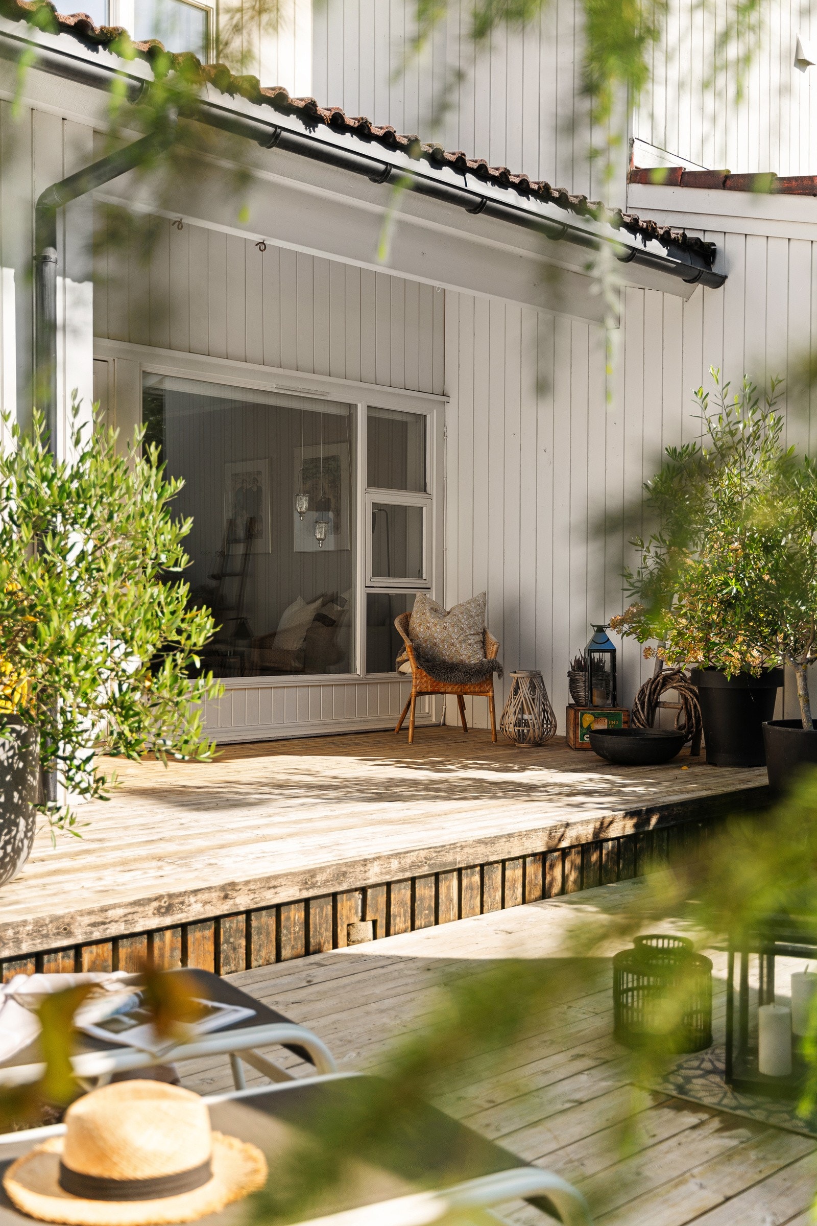 Store vinduer og utgang til hagen gir god flyt mellom inne og ute, perfekt for sommerens måltider og samvær Galleribilde