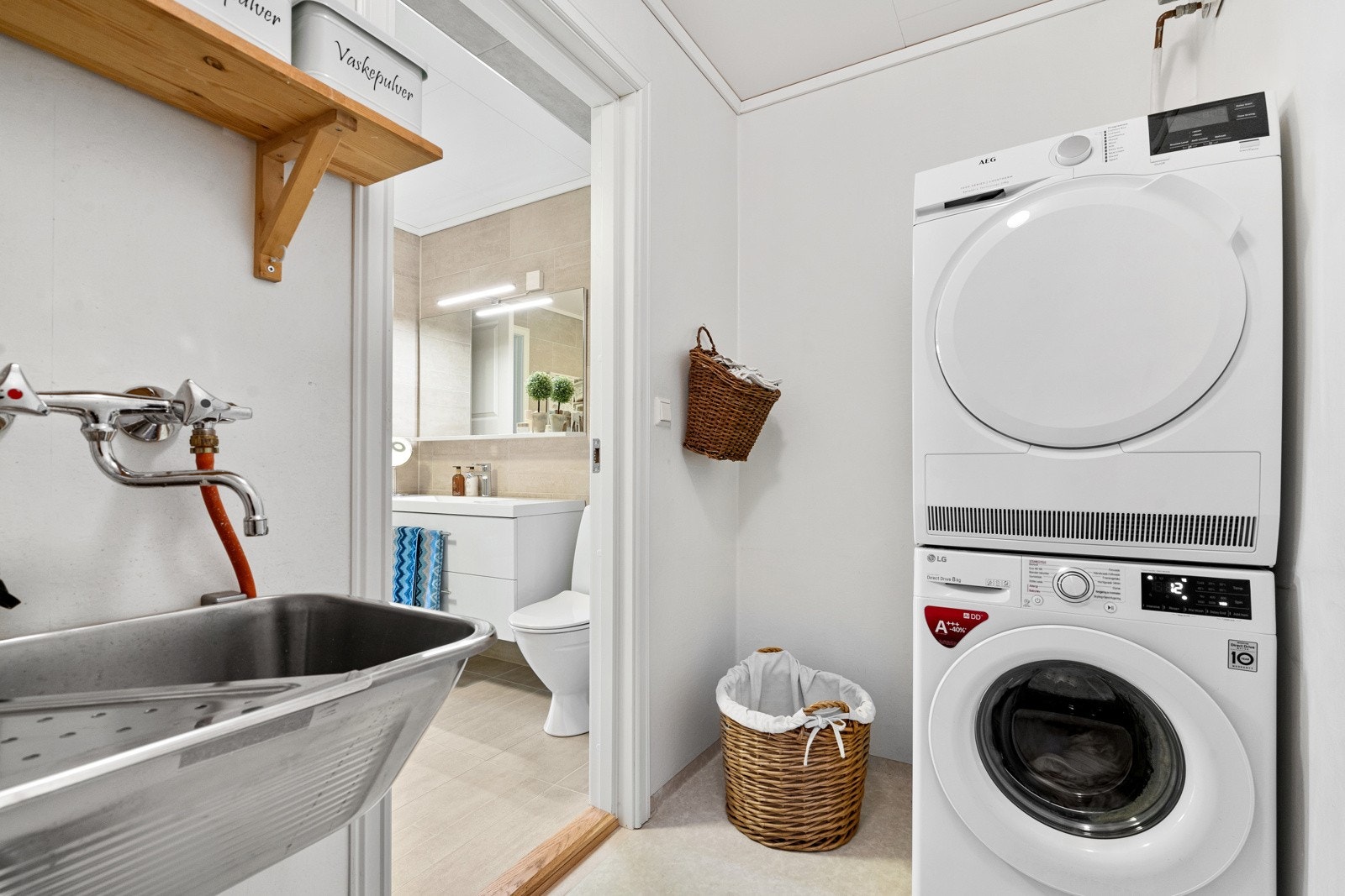 Vaskerommet ligger i tilknytting til badet. Galleribilde