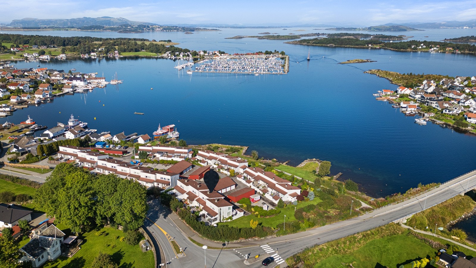 Her bor du med kort vei til sjøen og utsikt mot Bjørnøy, en unik kombinasjon av natur, ro og tilgjengelighet Galleribilde