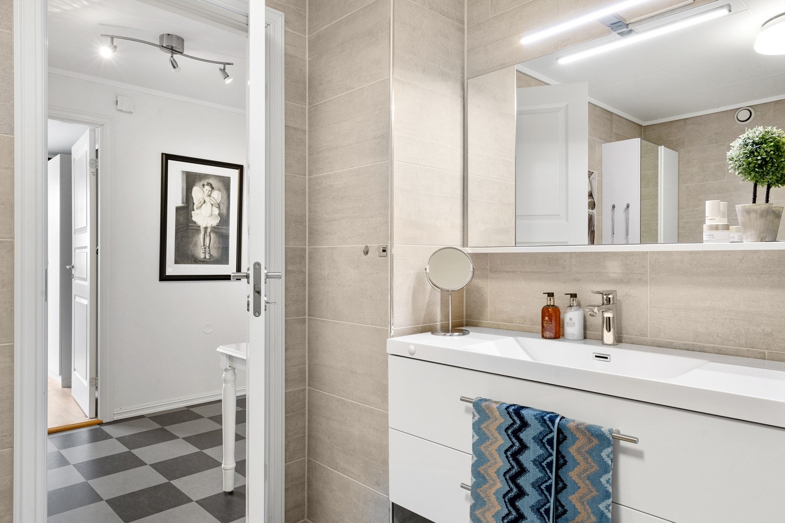 Badet ble oppgradert med bl.a. nye fliser i 2016. Galleribilde