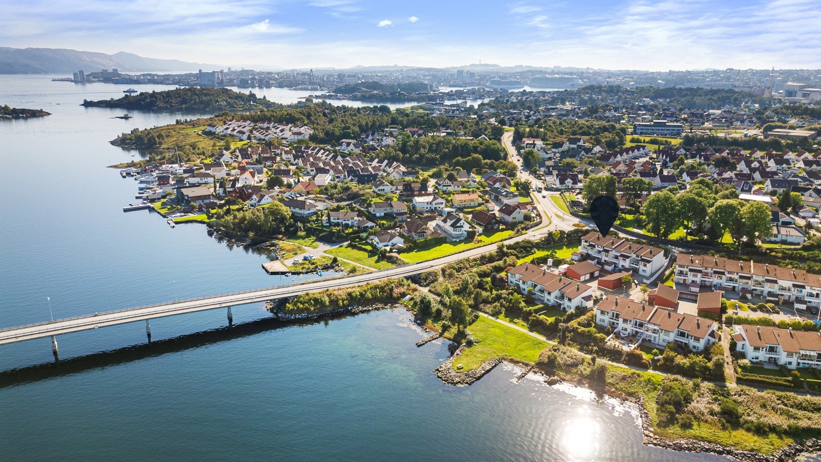 Velkommen til Kallagtunet 25, en innbydende bolig med utsikt, solrike uteplasser og flott beliggenhet nær sjøen. Galleribilde