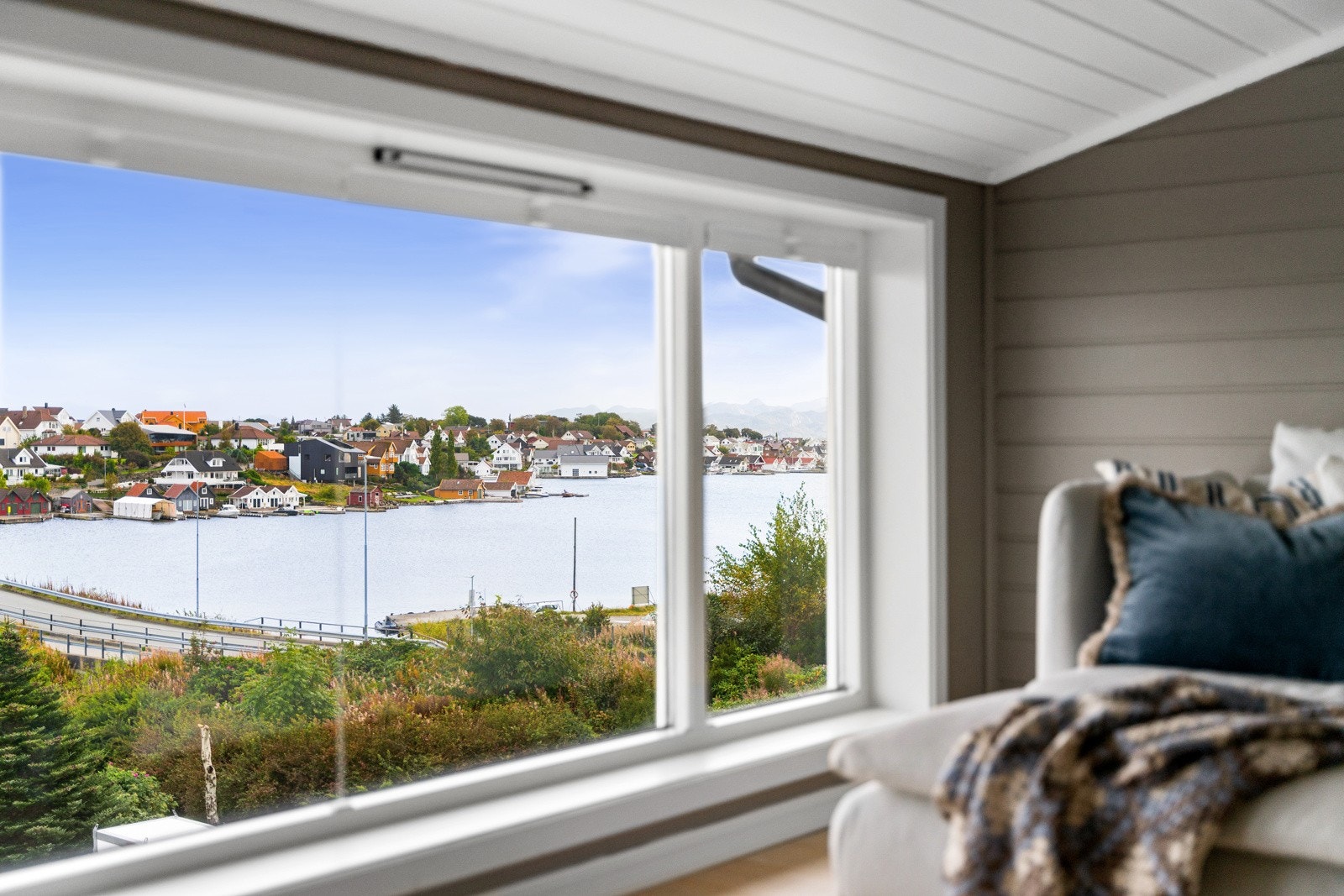 Fra loftstuen er det nydelig sjøutsikt. Galleribilde