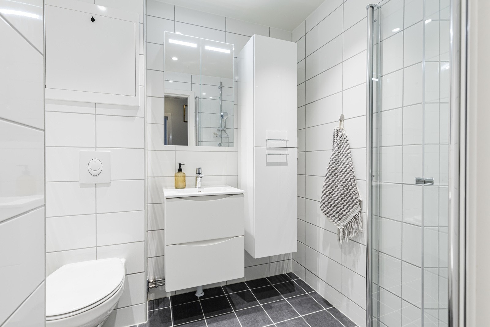 Bad fra 2024. Badet er renovert i regi av borettslaget. Det er opplegg til vaskemaskin bak høyskapet. Galleribilde