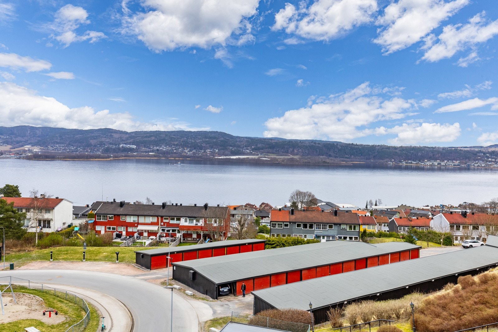 Utsyn fra stuen med vidstrakt utsikt utover innseilingen til Drammen. Galleribilde