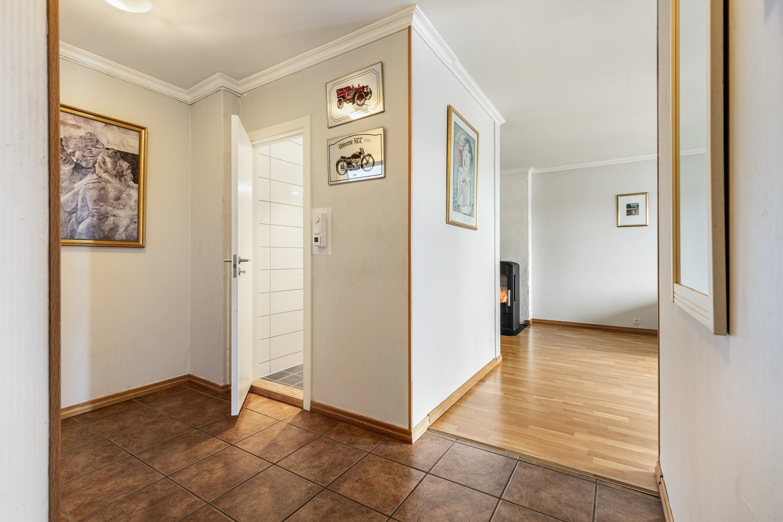 Entré / hall med adkomst til bad og boligens to soverom. Galleribilde