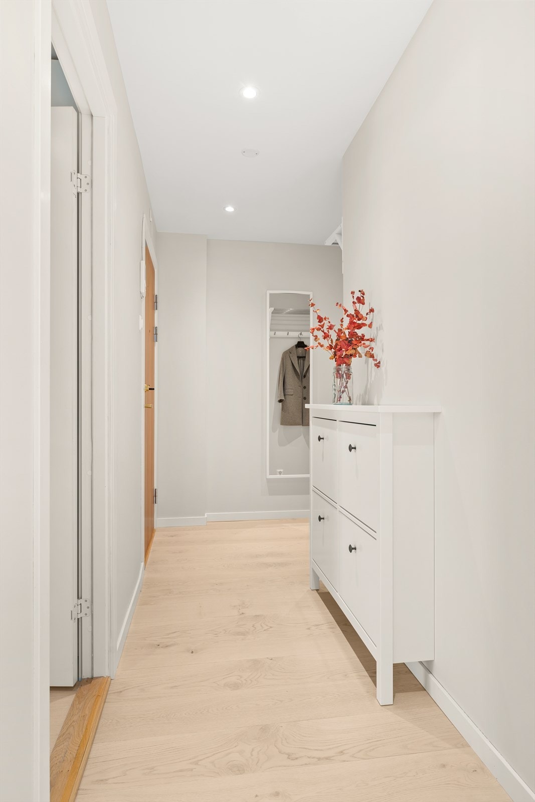 Lys og innbydende entrè og gang Galleribilde