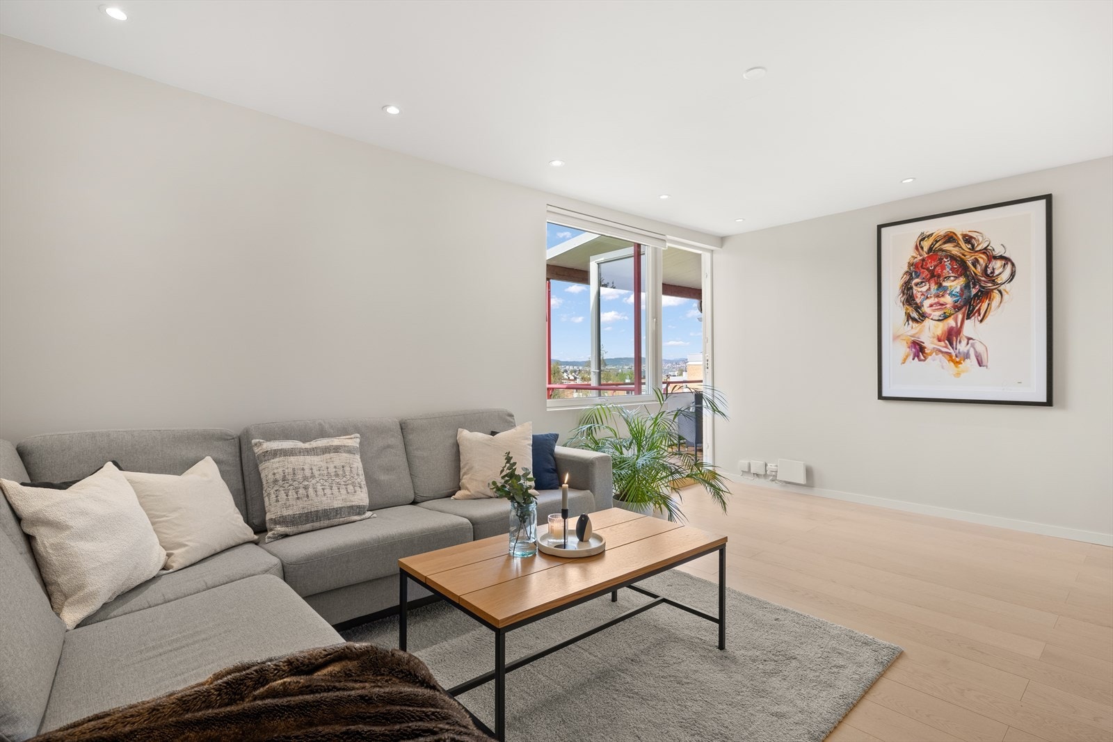 Delikate og lune fargevalg gjør det enkelt å innrede. Det er pipeløp i stue med mulighet for å sette inn peis Galleribilde