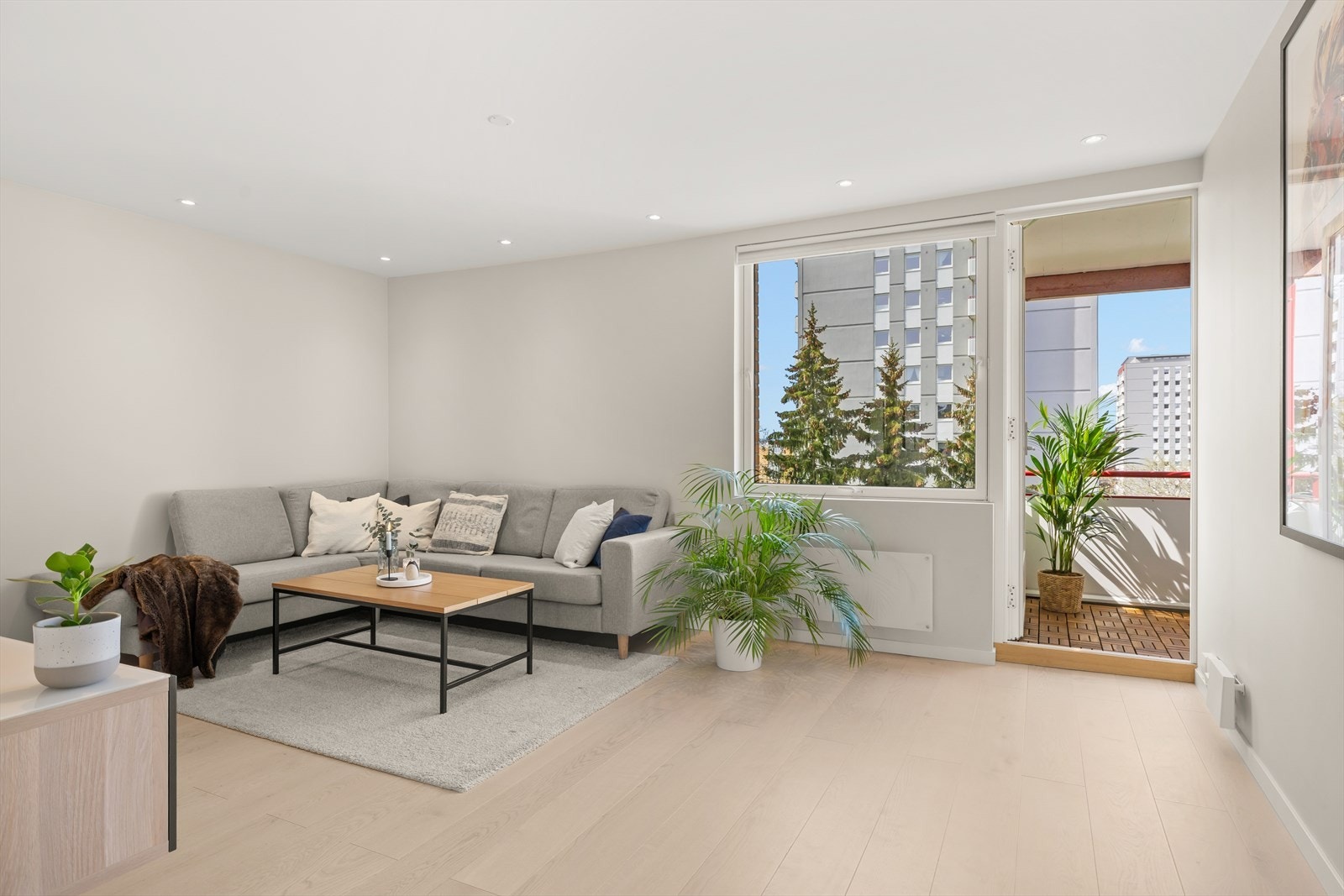 Lys og innbydende stue med rikelig av naturlig lysinnslipp fra store vindusflater Galleribilde