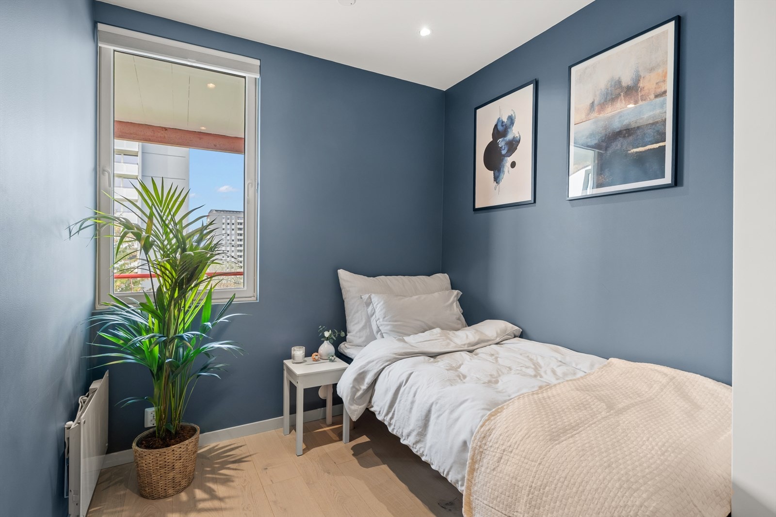 Soverom II er av fin størrelse med plass til seng, nattbord og garderobeløsning Galleribilde