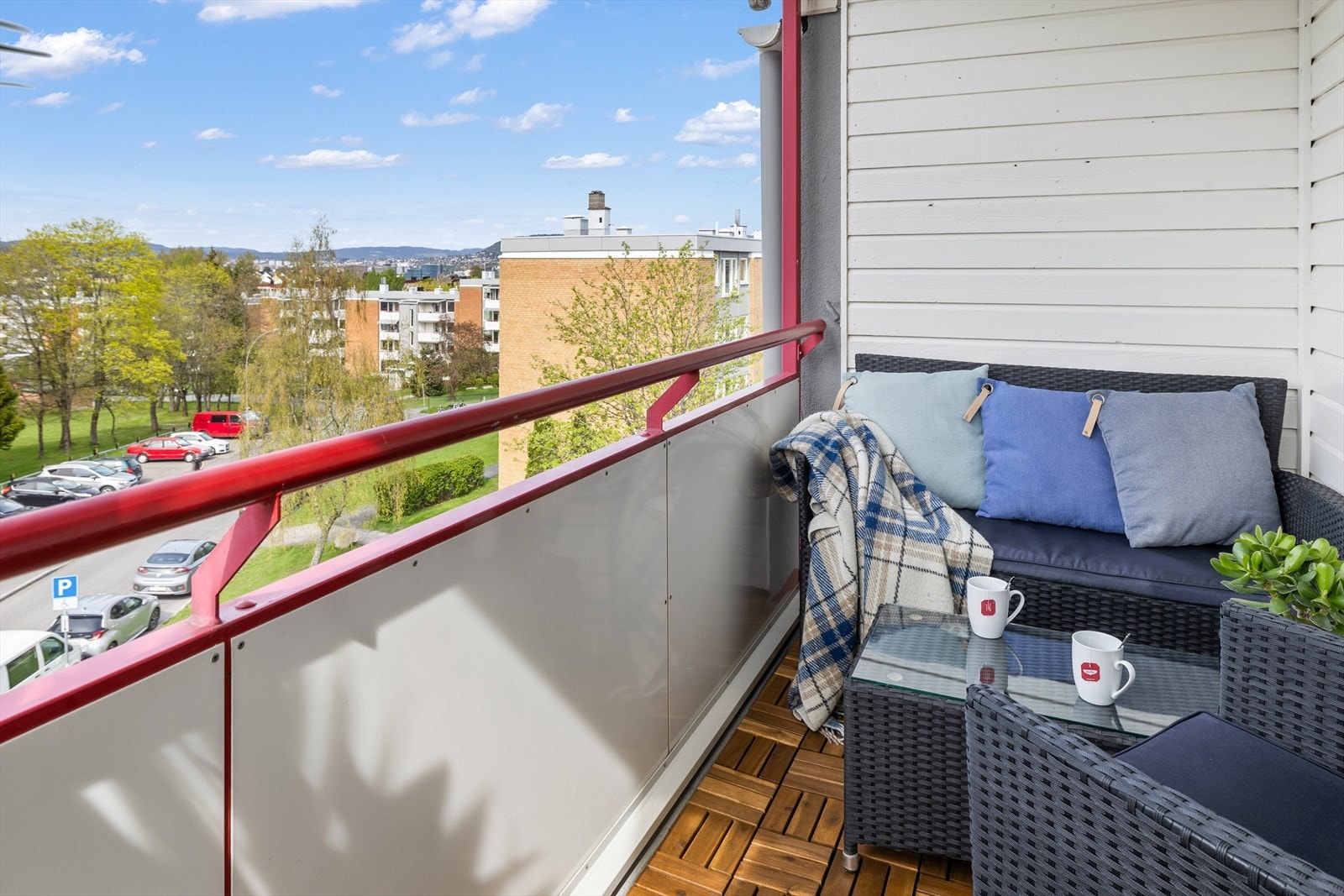 Fra stue er det utgang til nord-vestvendt balkong med gode solforhold Galleribilde