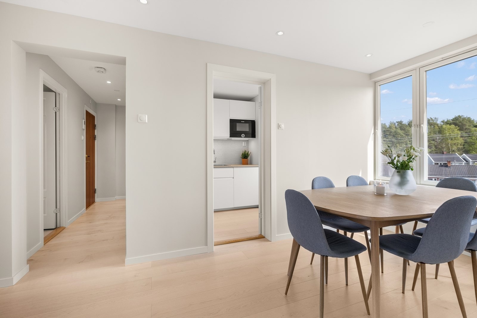 Hyggelig spisestue ved kjøkkenet Galleribilde