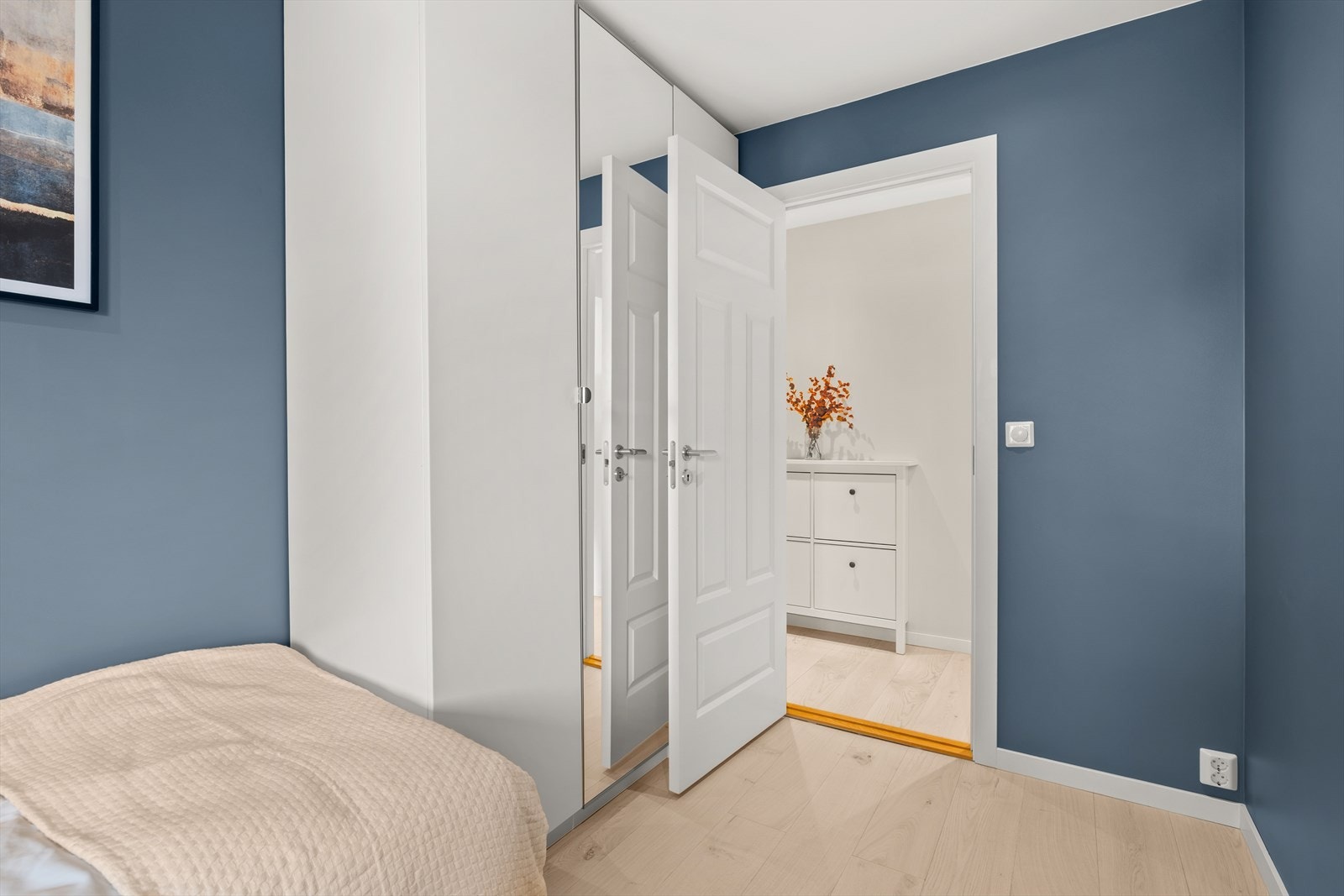 Godt med oppbevaringsplass i medfølgende garderobeskap Galleribilde