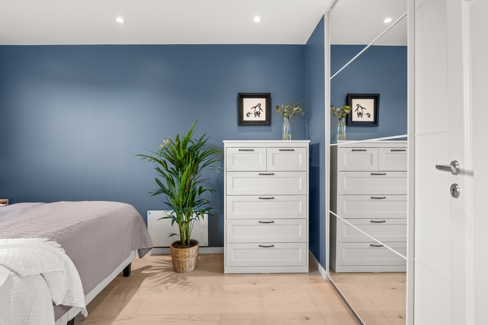 Hovedsoverommet er malt i fin blåfarge Galleribilde