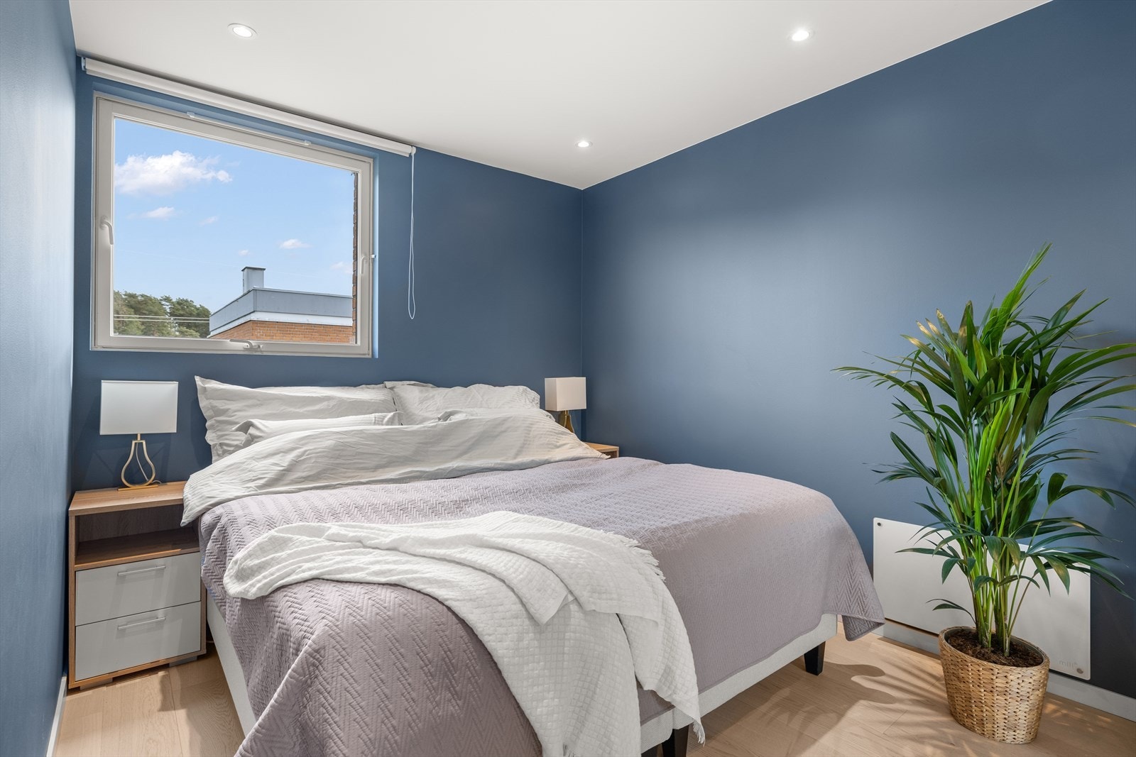 Hovedsoverom med plass til dobbeltseng og tilhørende nattbord. Her er det godt med naturlig lysinnslipp og lite innsyn Galleribilde