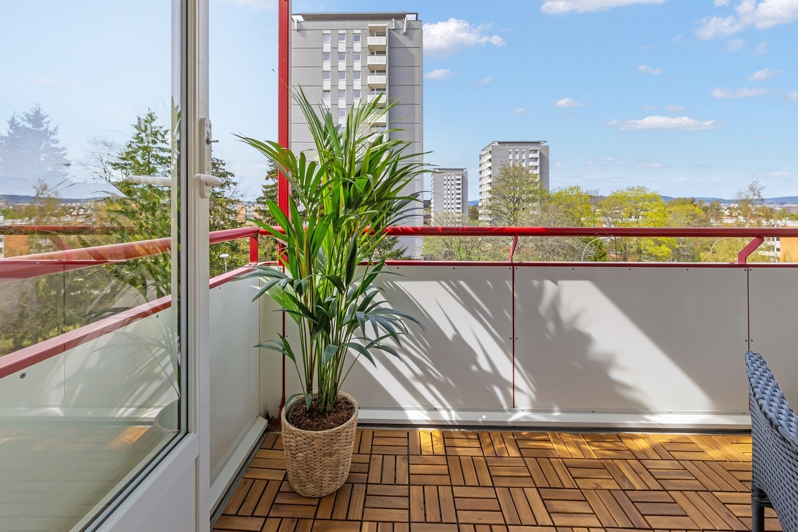 Overbygget balkong gir en lun og hyggelig atmosfære Galleribilde