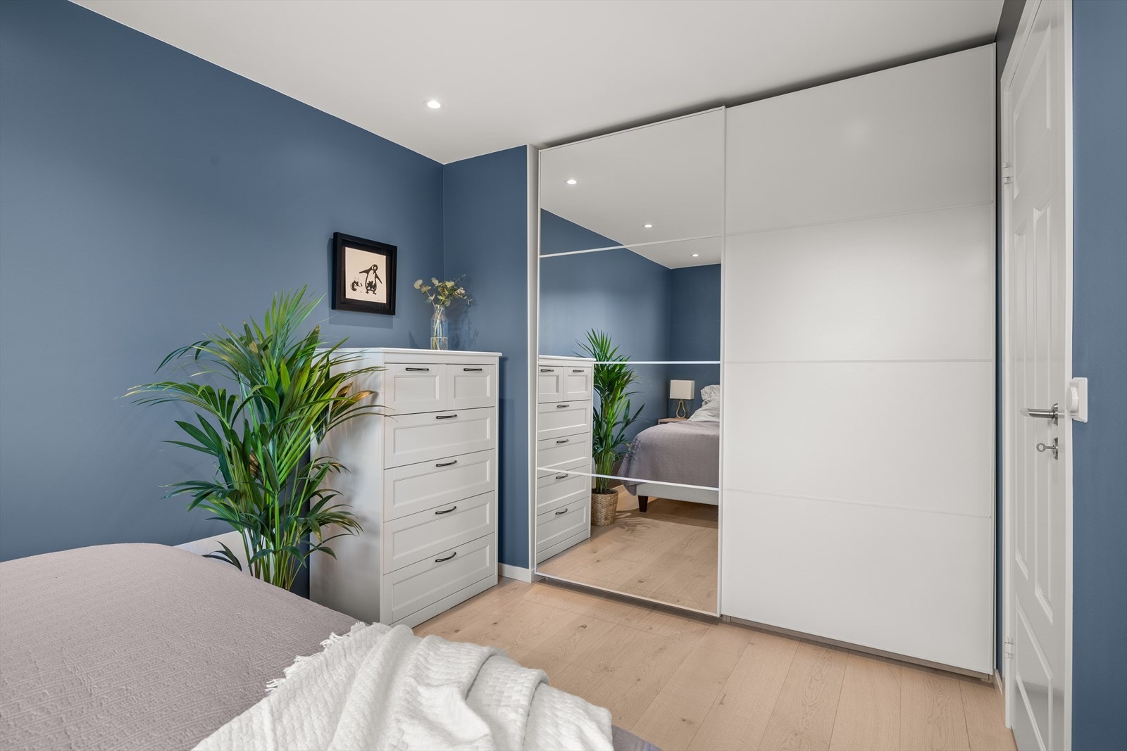 Praktisk skyvedørsgarderobe med mye oppbevaringsplass Galleribilde