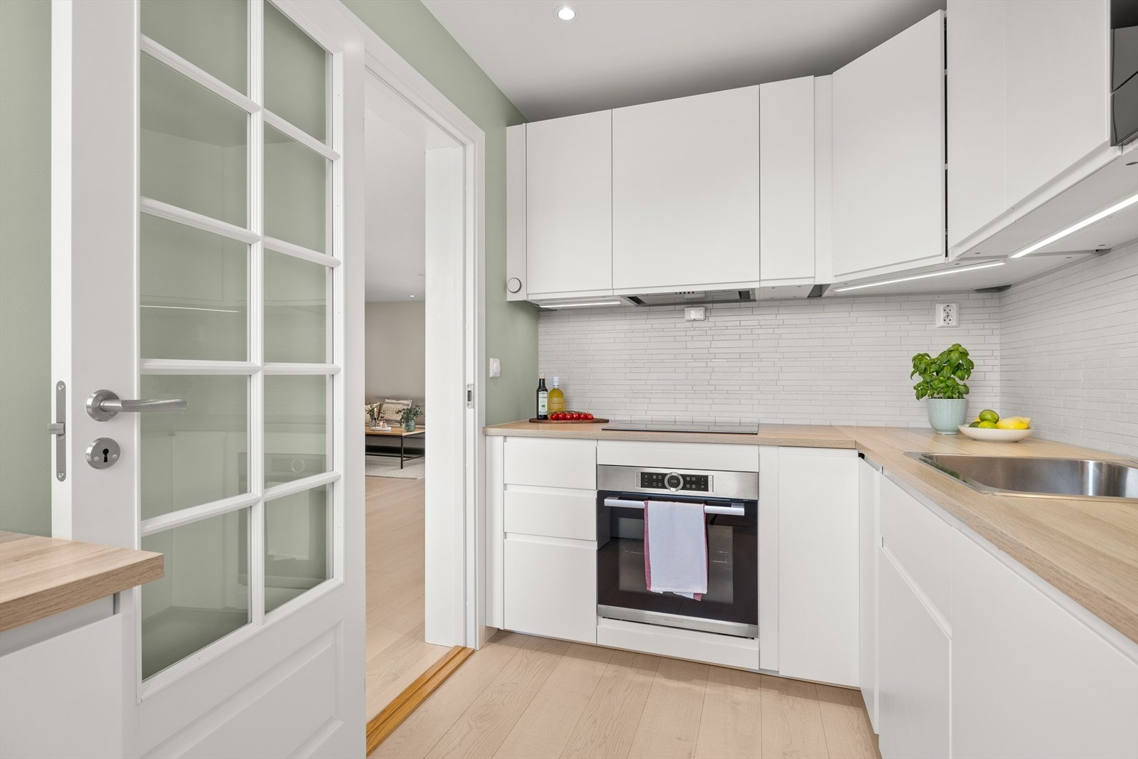 Leiligheten ble oppgradert med nye overflater og gulv, kjøkken, senkede himlinger og nytt EL-anlegg samt flere downlights i 2017/18 Galleribilde