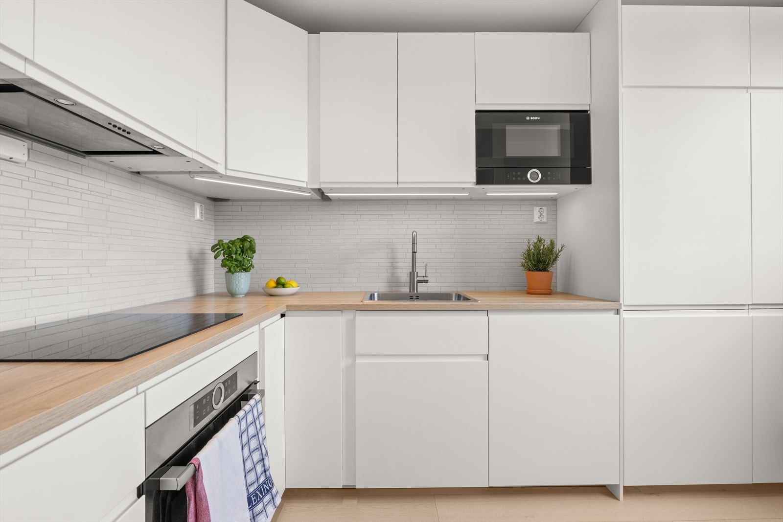 Lekkert og tidløst kjøkken fra 2017/18 med integrerte hvitevarer som kjøl/fryseskap, oppvaskmaskin fra 2023, induksjonstopp fra 2024, mikrobølgeovn, stekeovn, vannstoppsystem og komfyrvakt Galleribilde