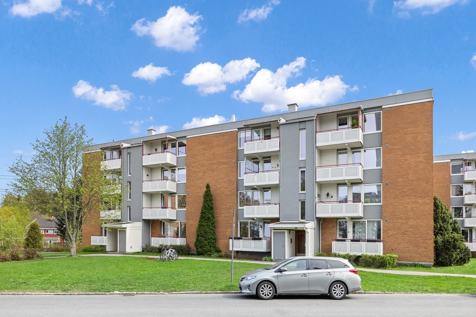 Velkommen til Rugveien 65. Her bor du i et veldrevet borettslag i hyggelige omgivelser på Manglerud Galleribilde