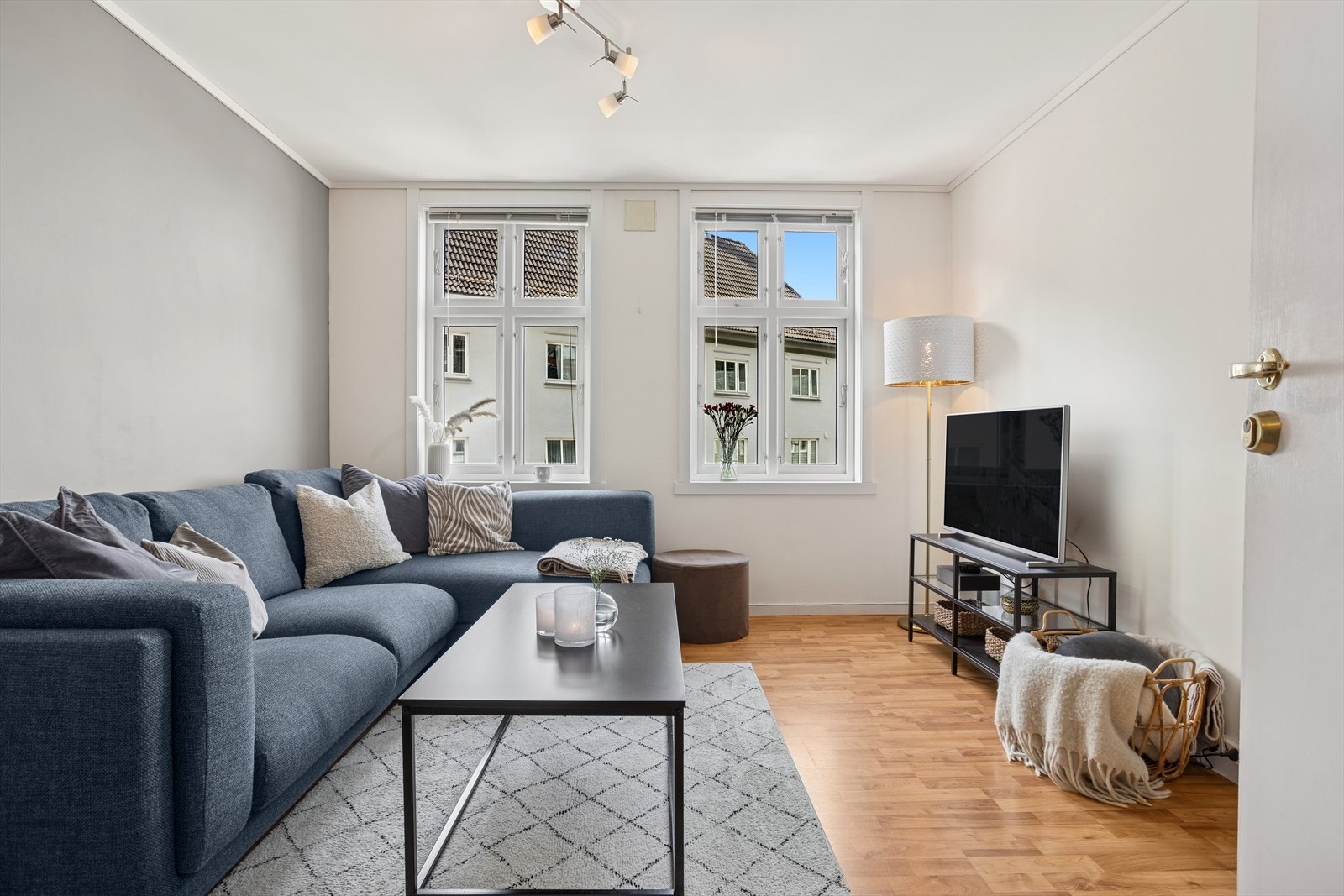 Lys og pen stue med store vindusflater som sørger for godt med naturlig lysinnslipp. Galleribilde