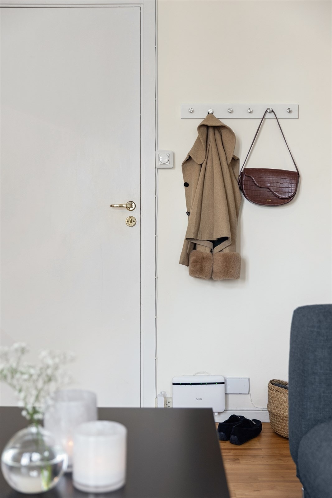 Her er de plass til et lite oppheng for jakker og et skostativ. Galleribilde