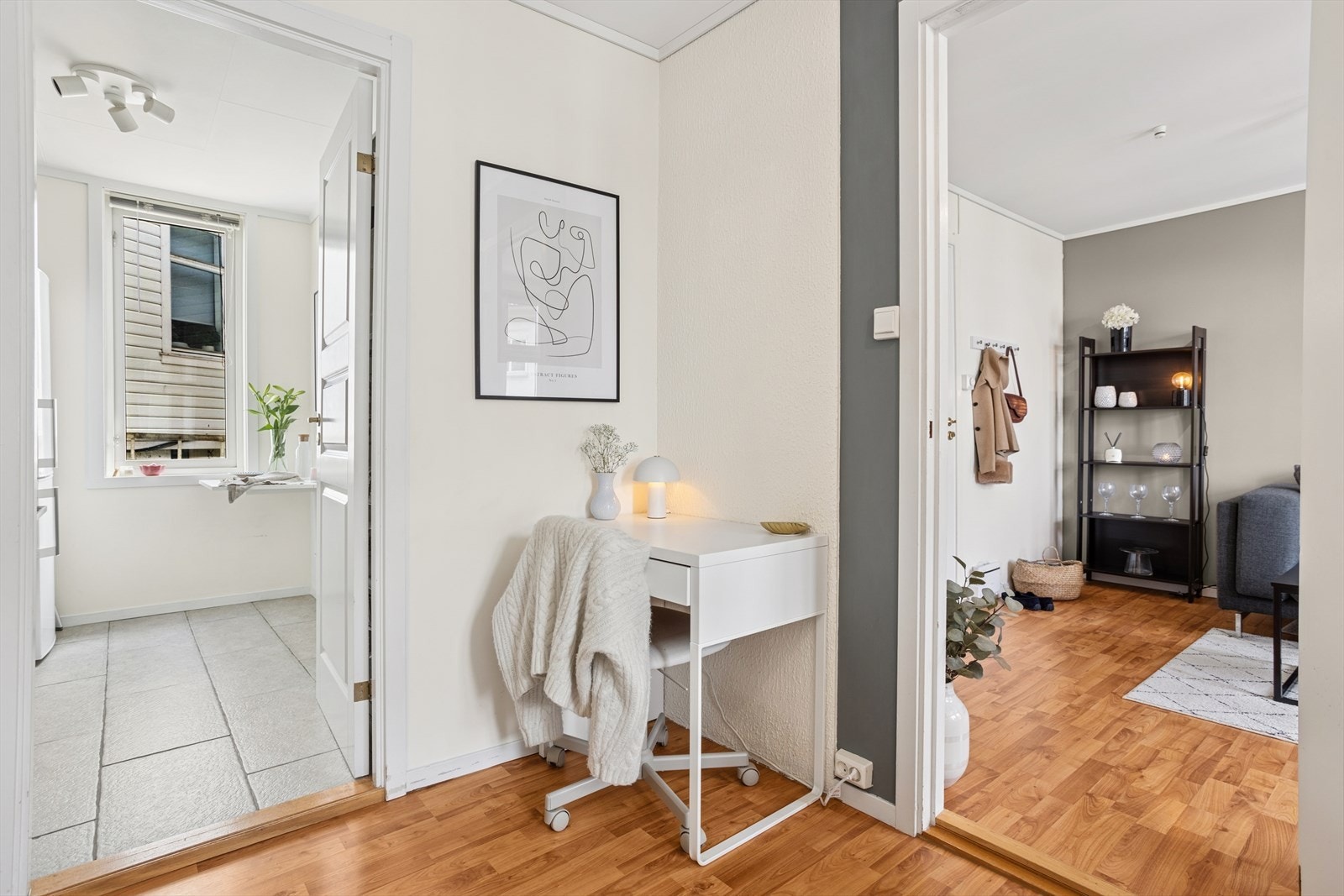 Det er også plass til en liten skrivepult - ideelt for hjemmekontor eller leksearbeid. Galleribilde