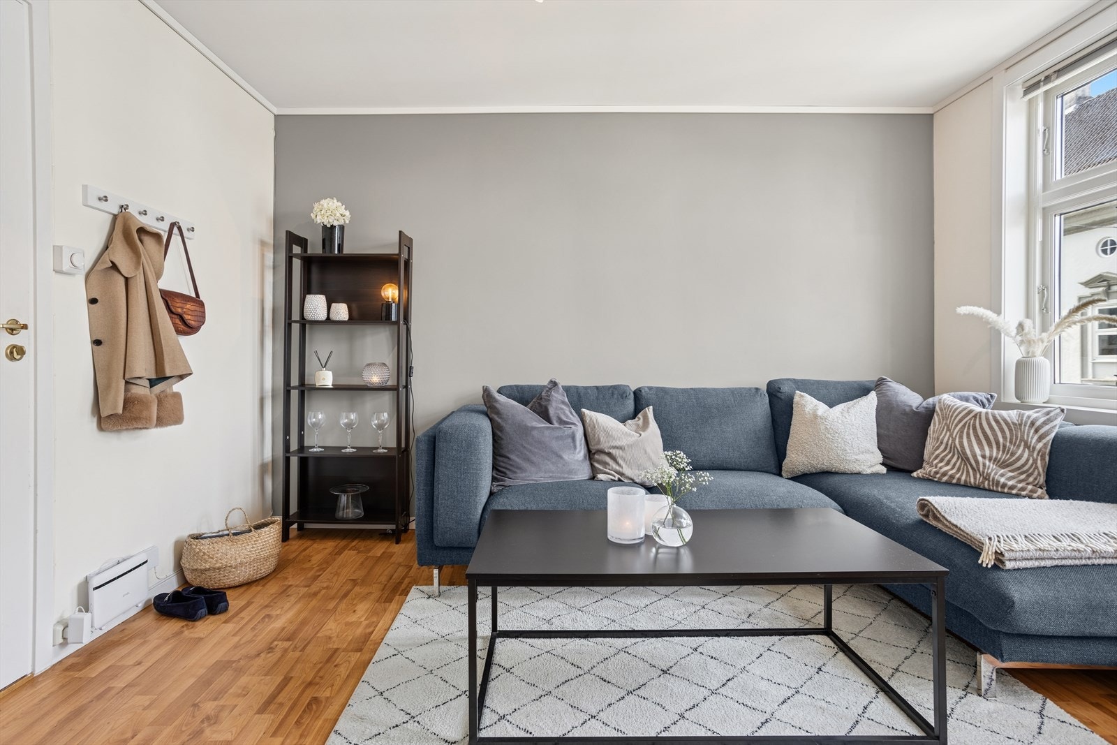 Stuen har plass til en sofagruppe og et mediemøblement for sosiale sammenkomster Galleribilde