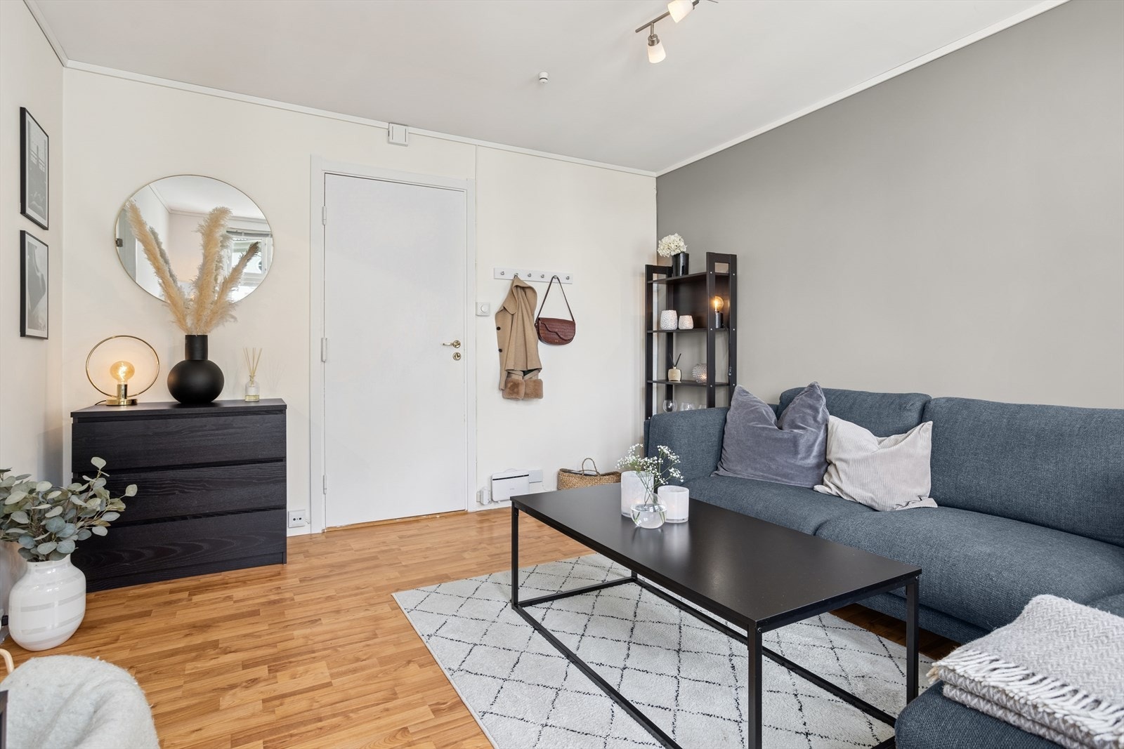 Inngangen til boligen er via den lyse og romslige stuen. Galleribilde