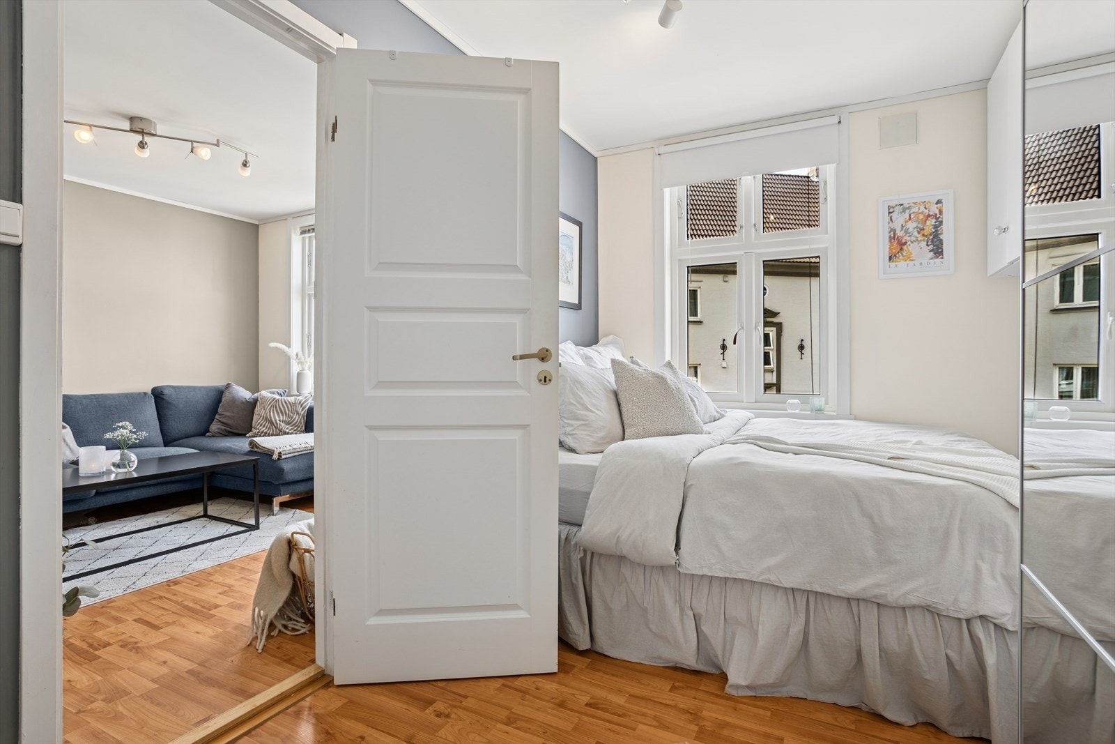 Soverom på ca 9,7 m2, plass til dobbeltseng, nattbord og en praktisk garderobeløsning. Galleribilde