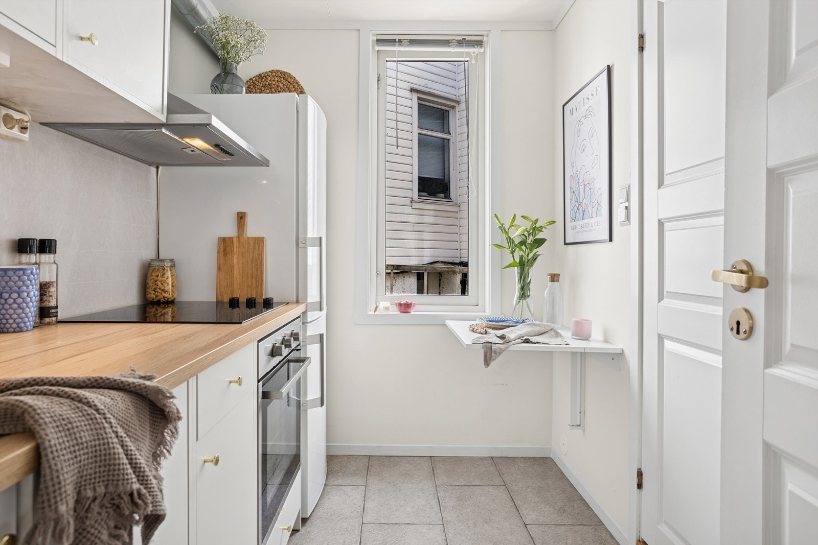 Her er det plass til et lite frokostbord ved vinduet, vendt mot byggets bakgård. Galleribilde