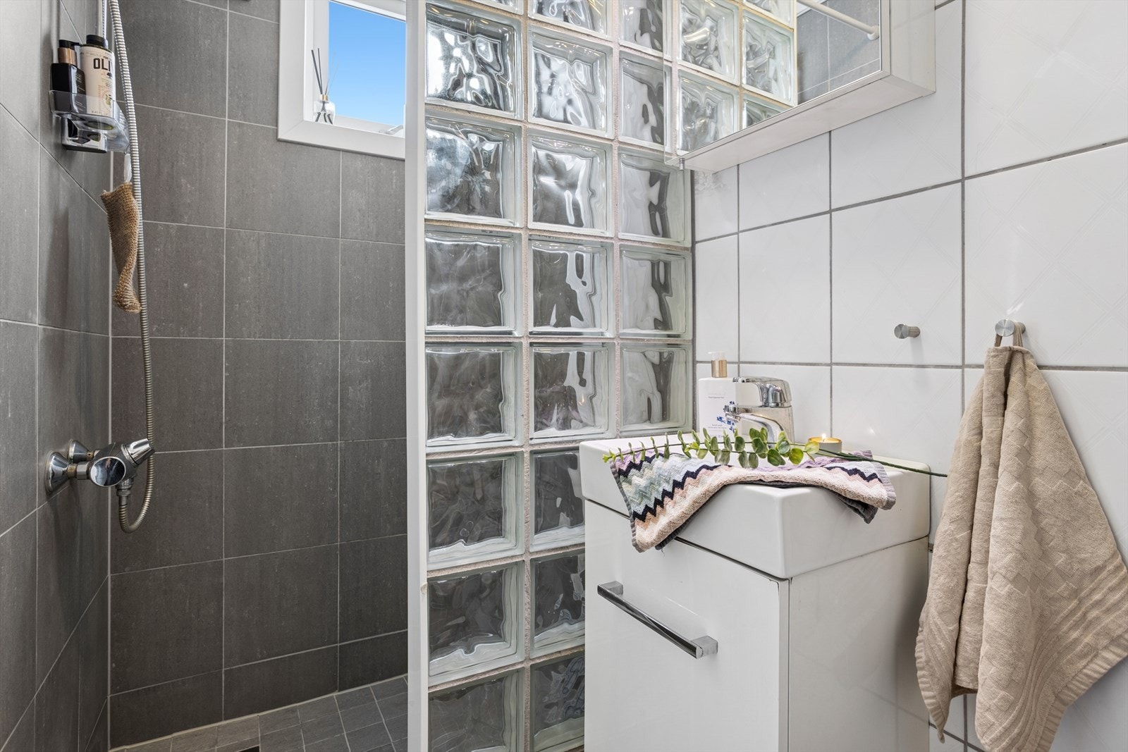 Gulvet er flislagt og har nedstøpte, elektriske varmekabler for god komfort. Galleribilde