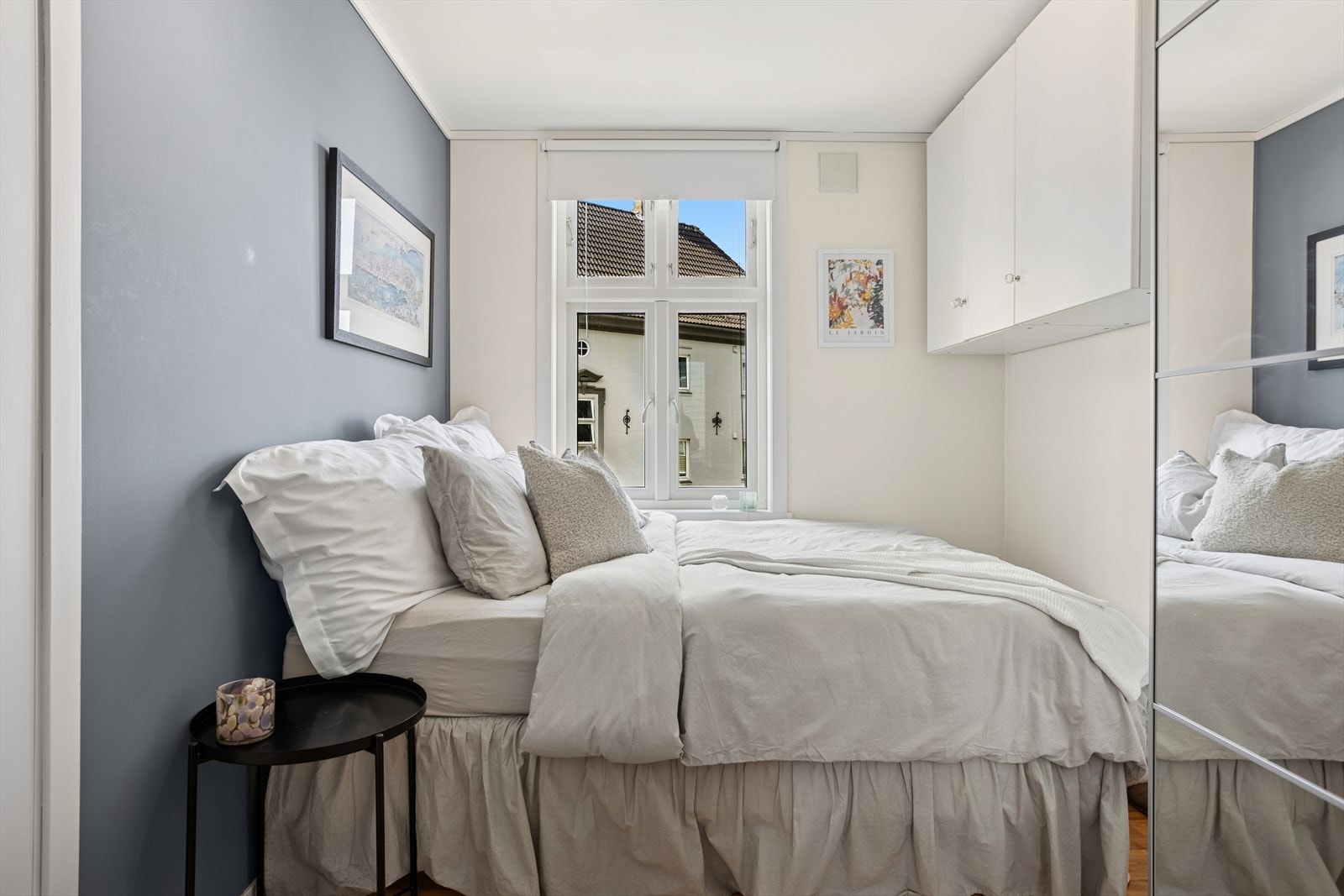 Soverommet er malt i behagelige fargetoner og ekstra oppbevaring i skap på vegg. Galleribilde